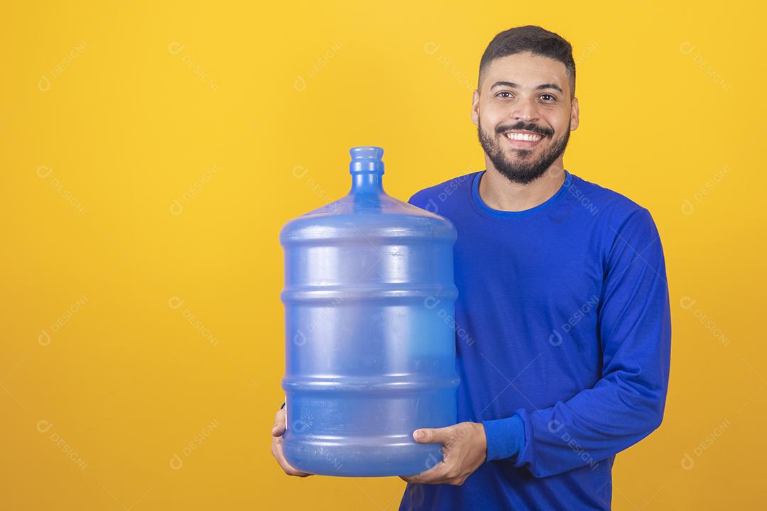 Entregador segurando garrafa de água vazia em fundo amarelo