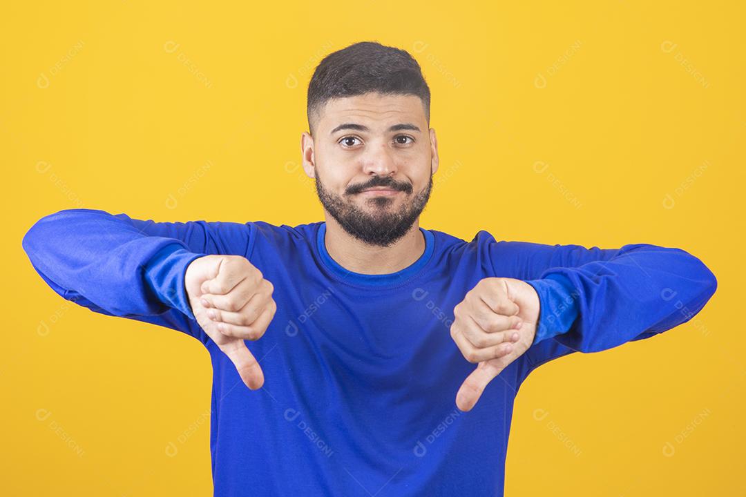 jovem tocando guitarra em fundo amarelo