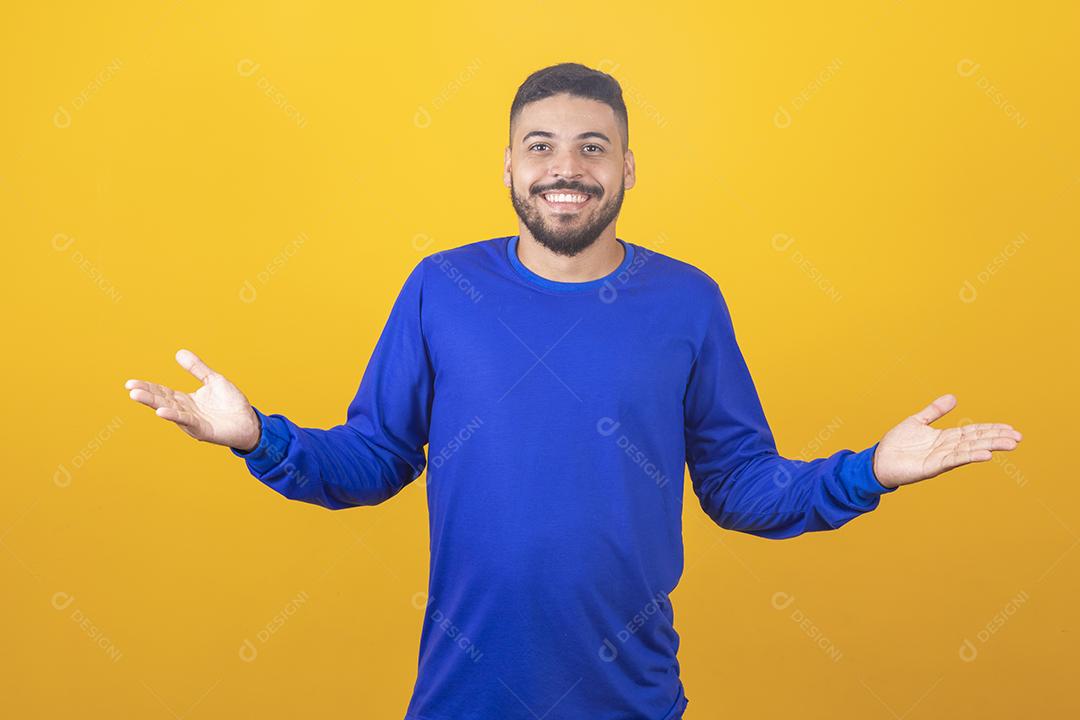 Jovem rapaz bonito apontando para o lado