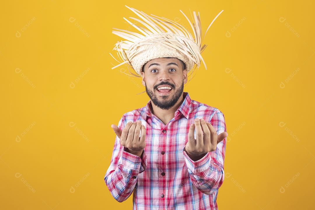 Homem brasileiro vestindo roupas típicas para a Festa Junina