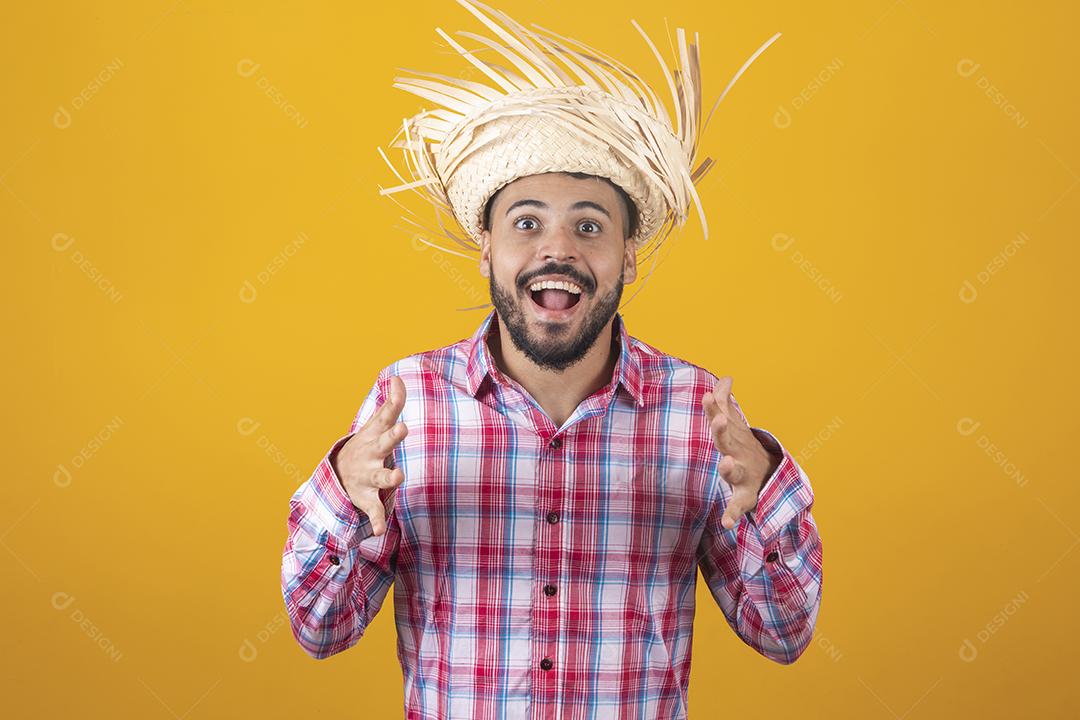 Homem brasileiro vestindo roupas típicas para a Festa Junina