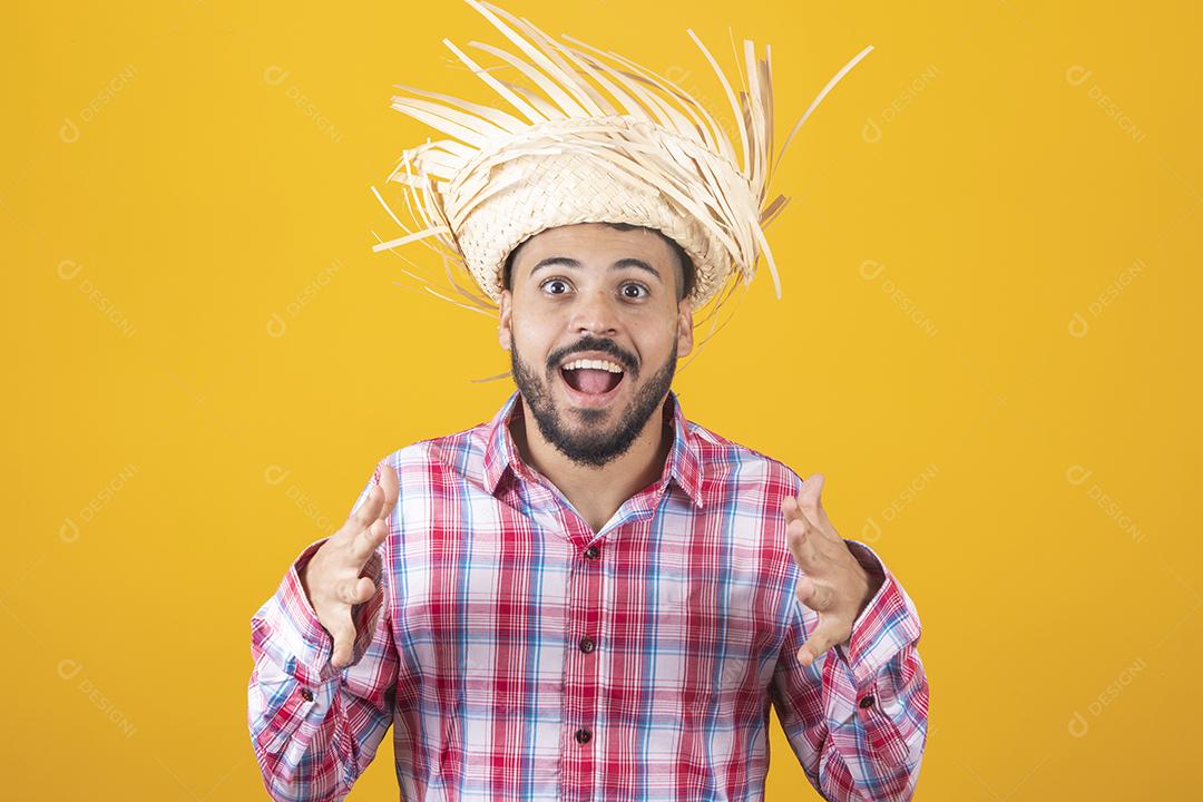 Homem brasileiro vestindo roupas típicas para a Festa Junina