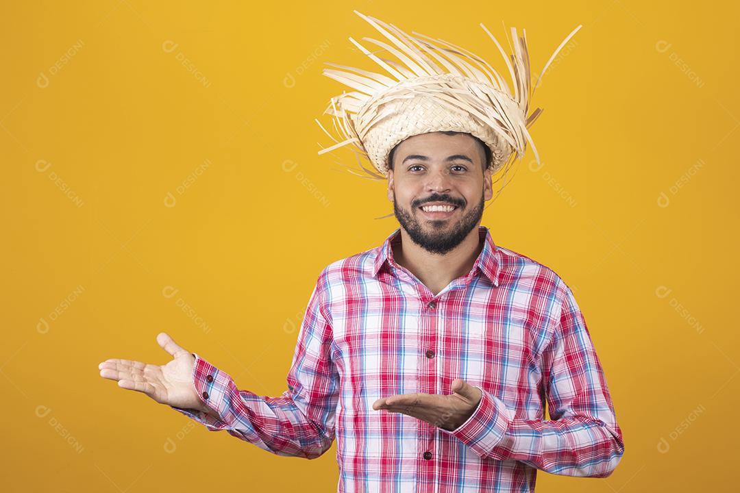 Homem brasileiro vestindo roupas típicas para a Festa Junina