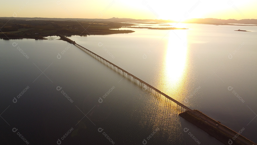 Ponte extensa sobre um rio