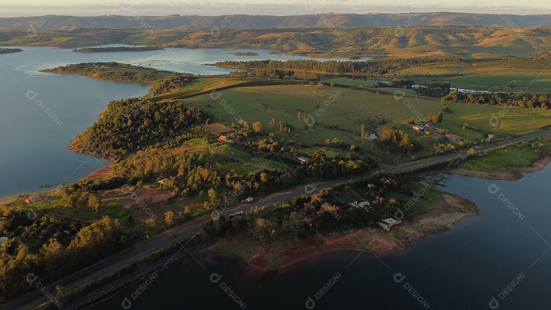 Fazenda ao redores de um rio