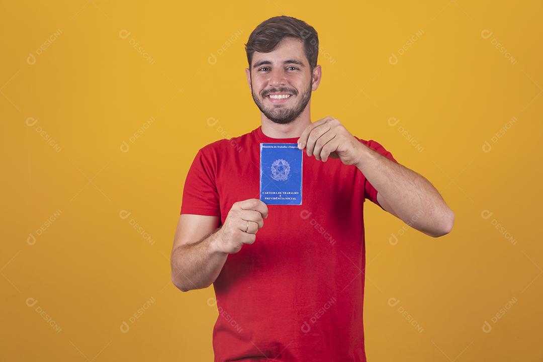 Homem brasileiro com trabalho documental e segurança social, (Carteira de Trabalho e Previdência Social)