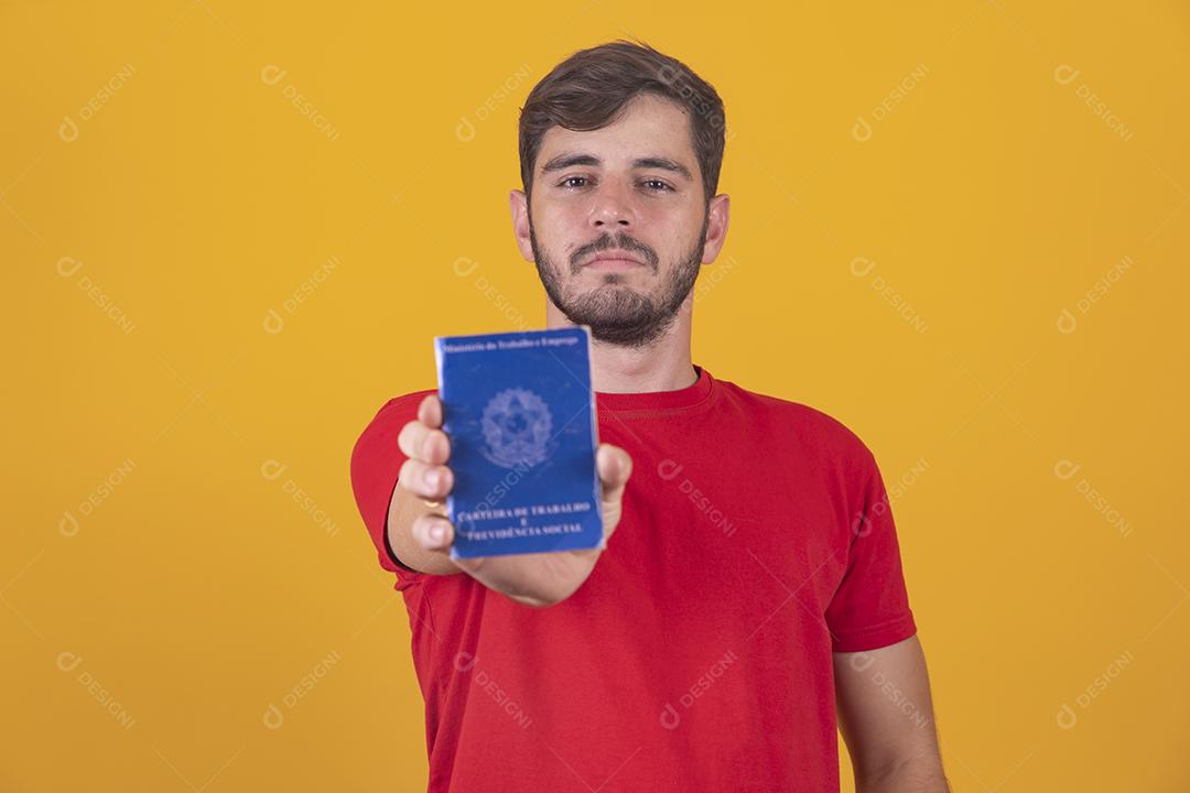 Homem brasileiro com trabalho documental e segurança social, (Carteira de Trabalho e Previdência Social)