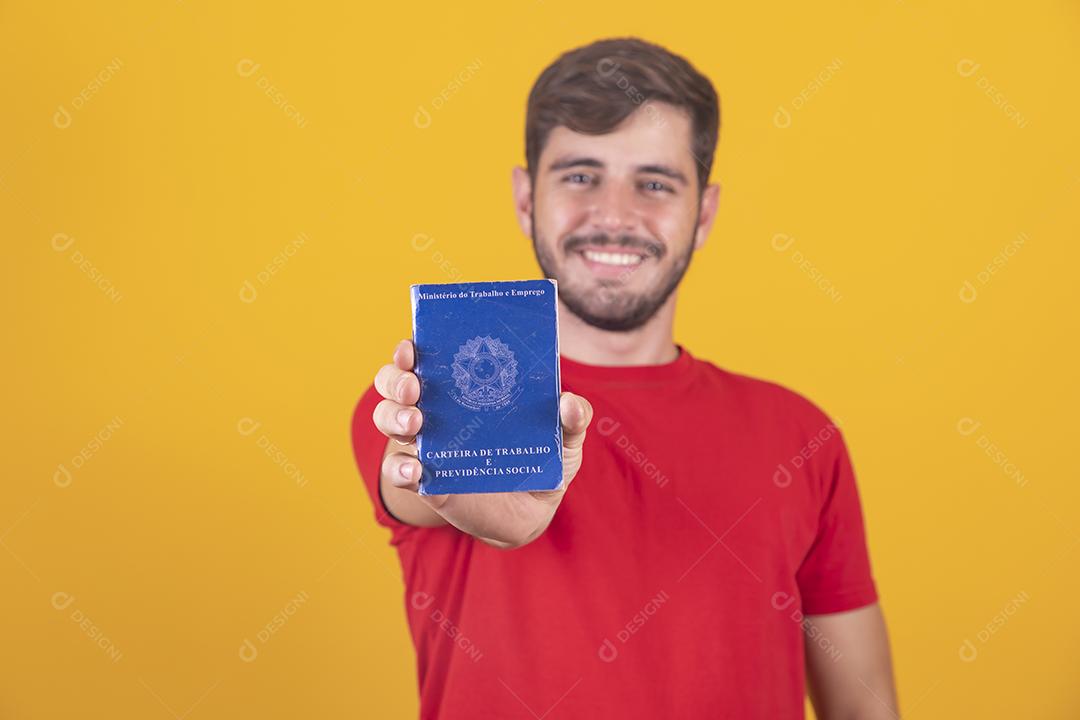 Homem brasileiro com trabalho documental e segurança social, (Carteira de Trabalho e Previdência Social)