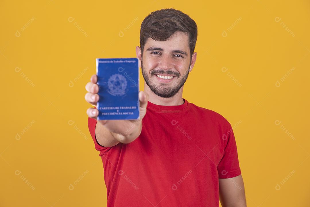 Homem brasileiro com trabalho documental e segurança social, (Carteira de Trabalho e Previdência Social)