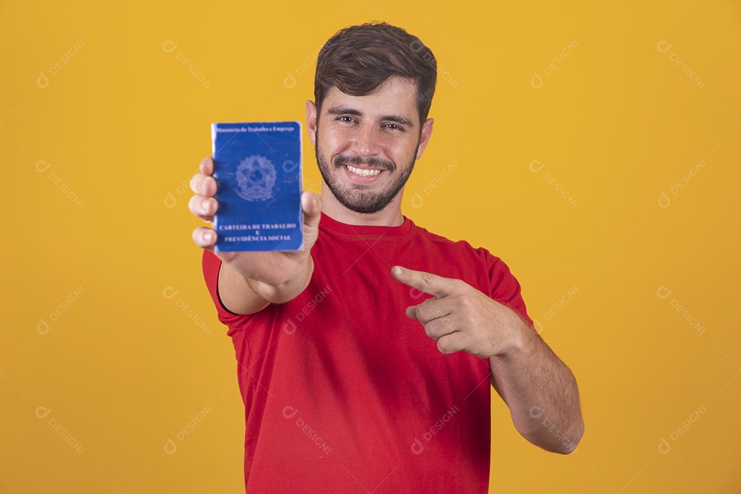 Homem brasileiro com trabalho documental e segurança social, (Carteira de Trabalho e Previdência Social)