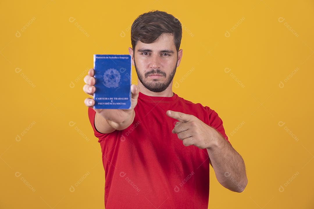 Homem brasileiro com trabalho documental e segurança social, (Carteira de Trabalho e Previdência Social)
