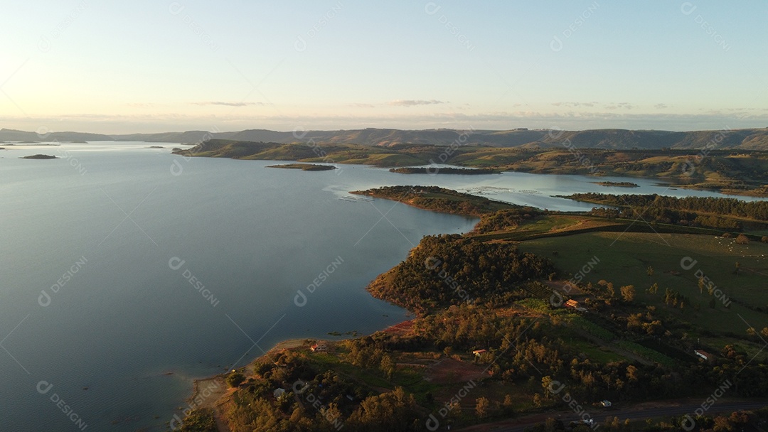 Fazenda ao redores de um rio