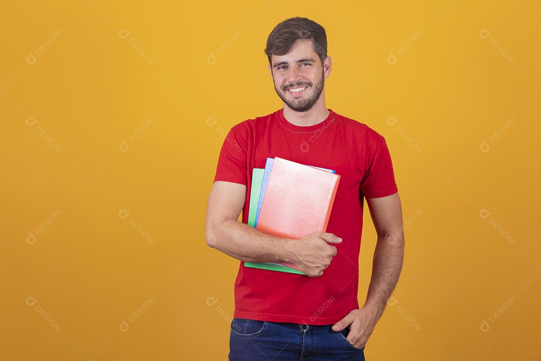Menino jovem estudante sobre fundo amarelo. menino estudante feliz