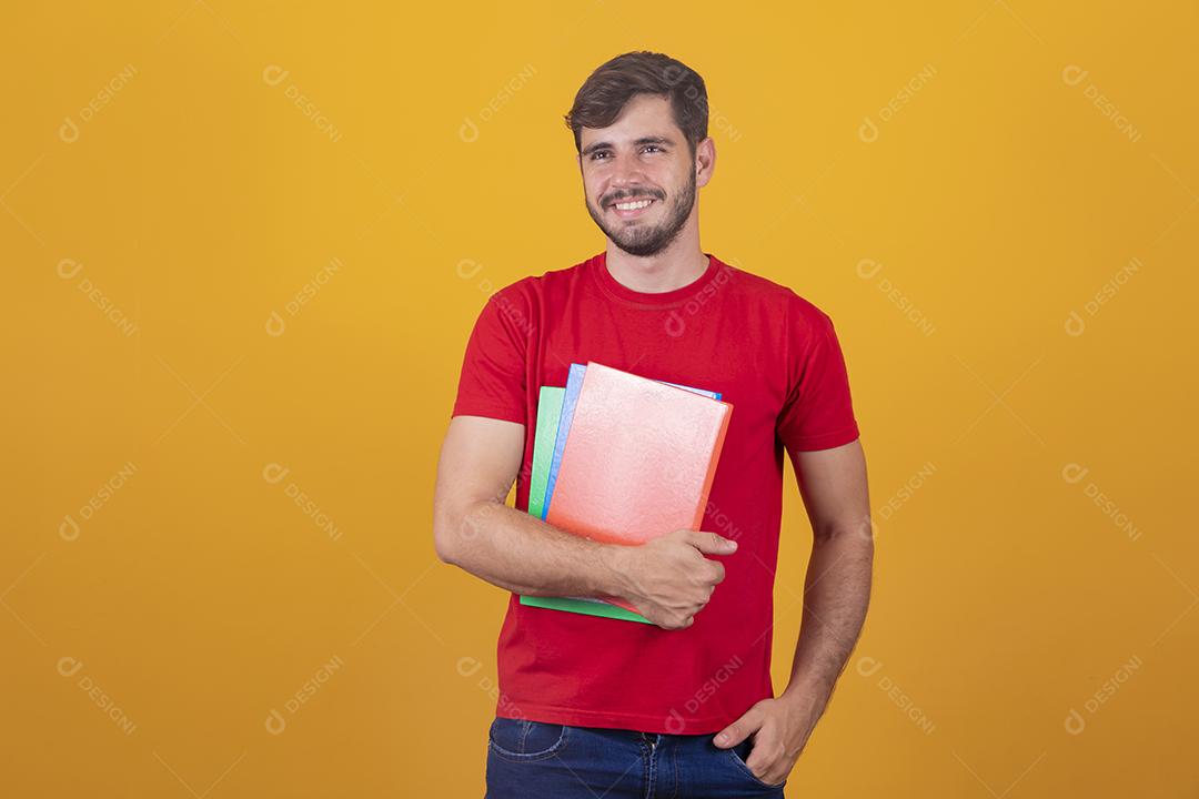Menino jovem estudante sobre fundo amarelo. menino estudante feliz