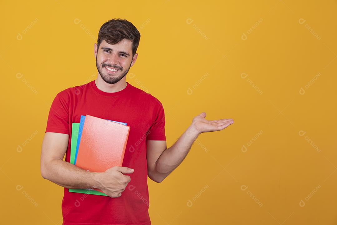 Menino jovem estudante sobre fundo amarelo. menino estudante feliz