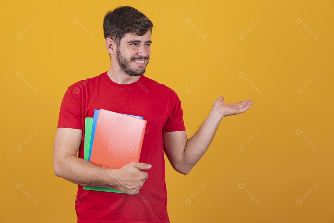 Menino jovem estudante sobre fundo amarelo. menino estudante feliz
