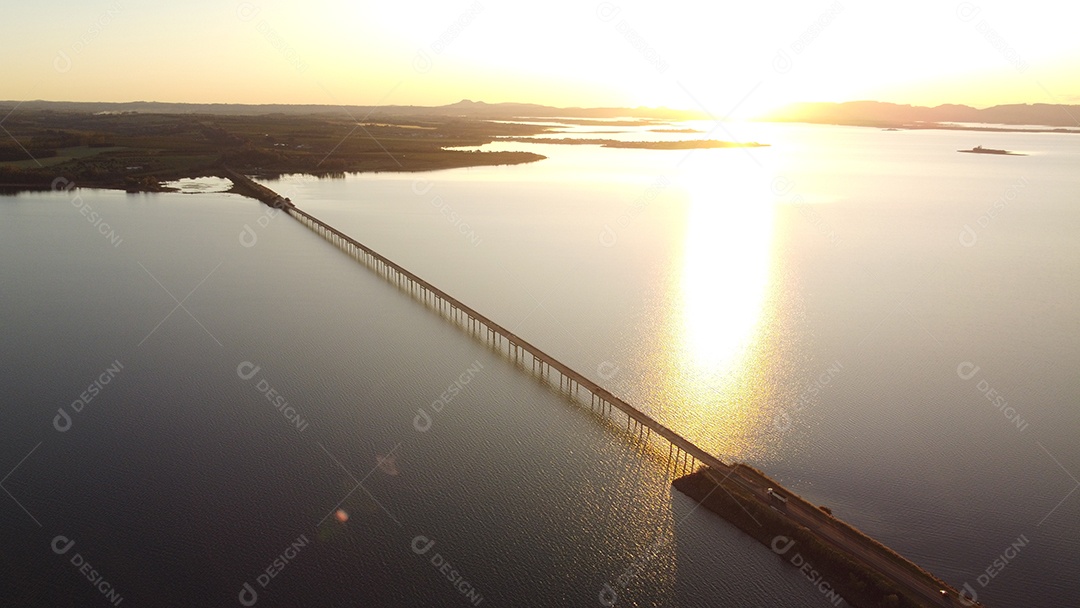 Ponte extensa sobre um rio