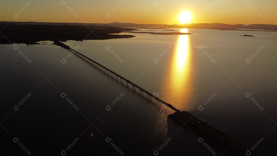 Ponte extensa sobre um rio