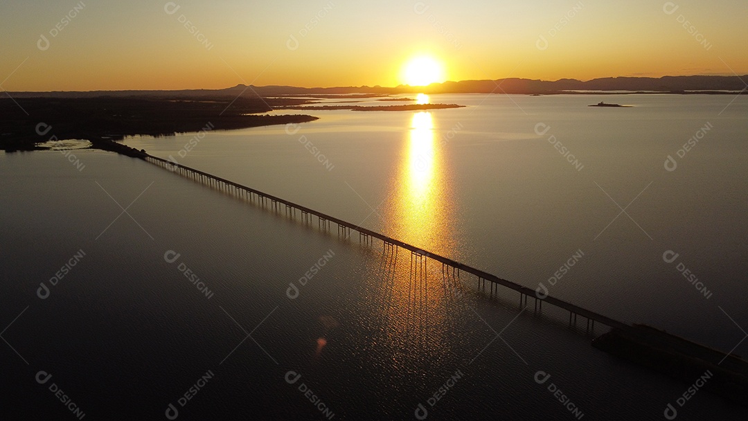 Ponte extensa sobre um rio