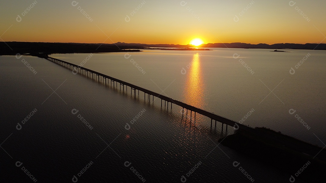 Ponte extensa sobre um rio