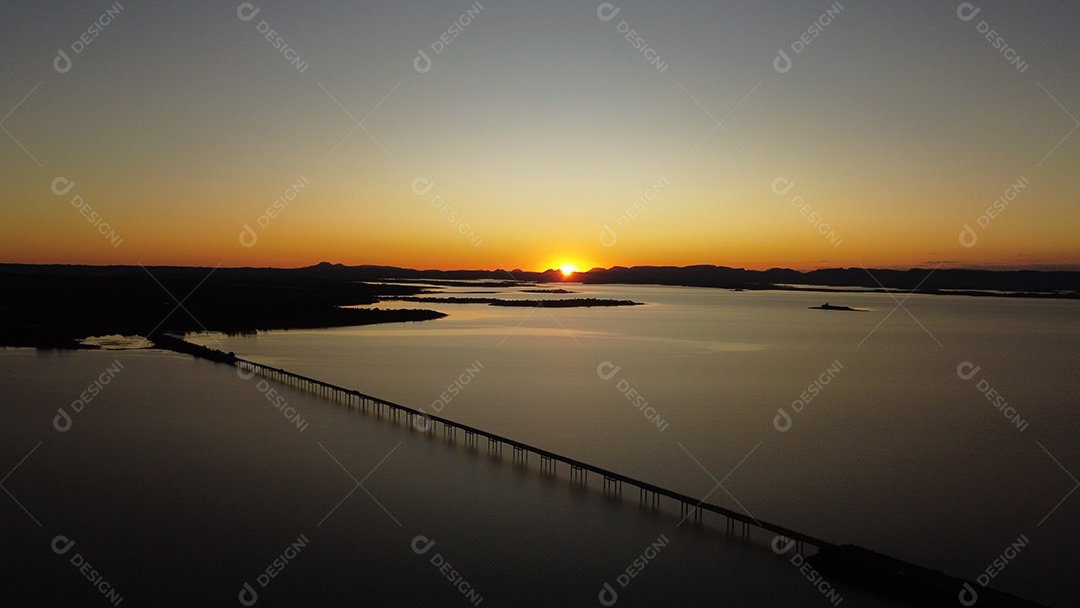 Ponte extensa sobre um rio