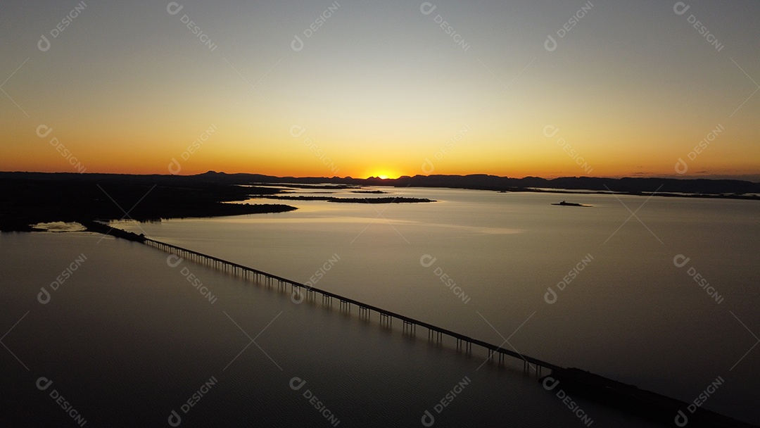Ponte extensa sobre um rio