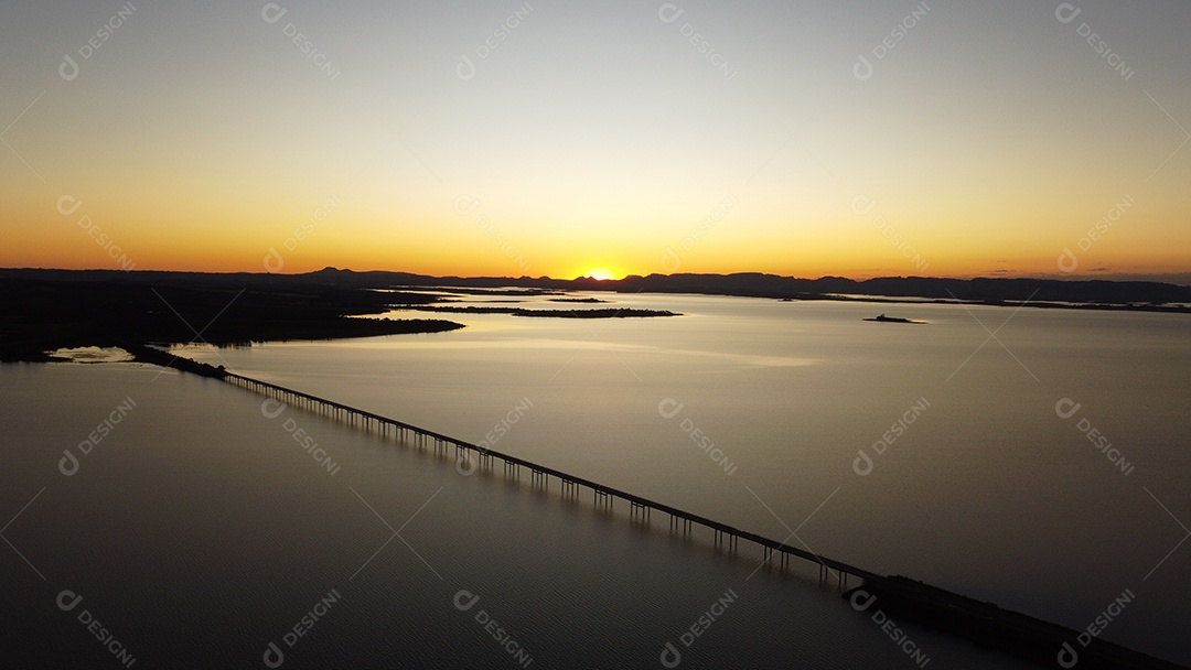 Ponte extensa sobre um rio