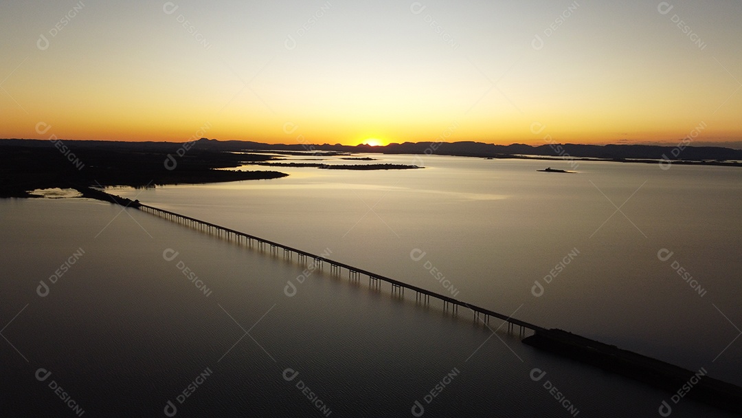 Ponte extensa sobre um rio