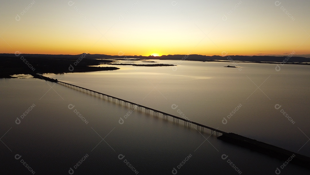 Ponte extensa sobre um rio
