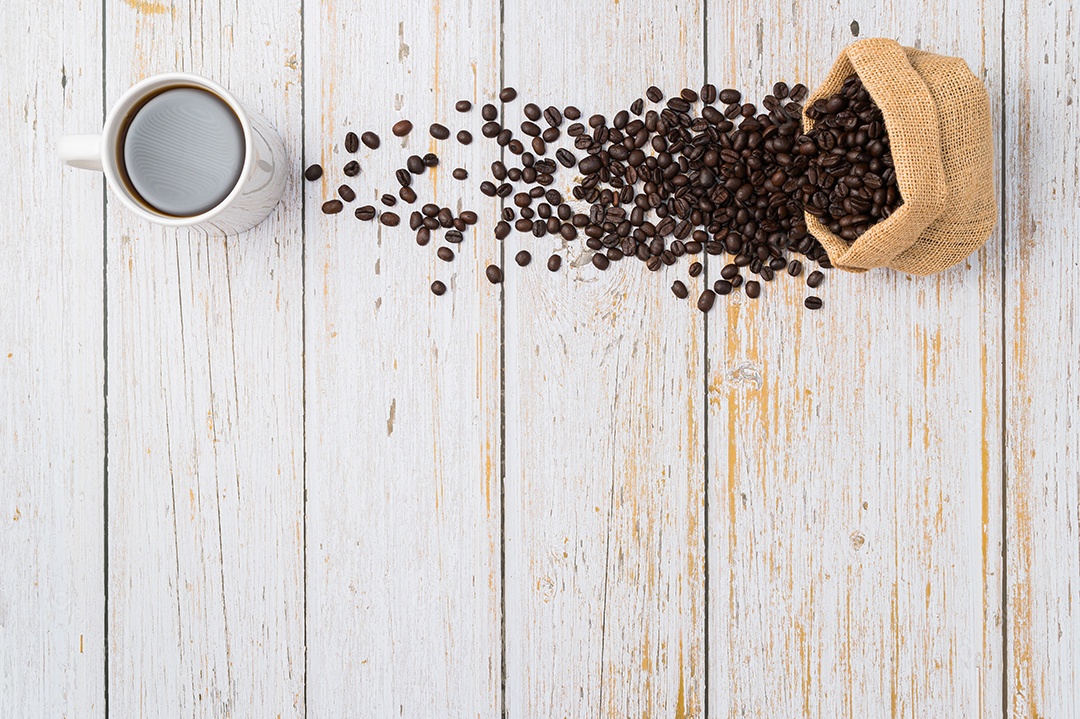 Adoro beber café, canecas de café e grãos de café na mesa