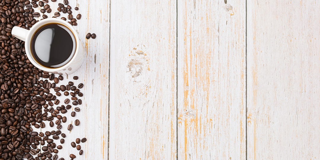 Adoro beber café, canecas de café e grãos de café na mesa