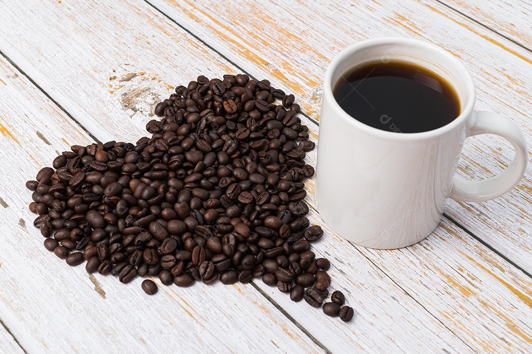 Grãos de café dispostos em forma de coração Adoro beber café