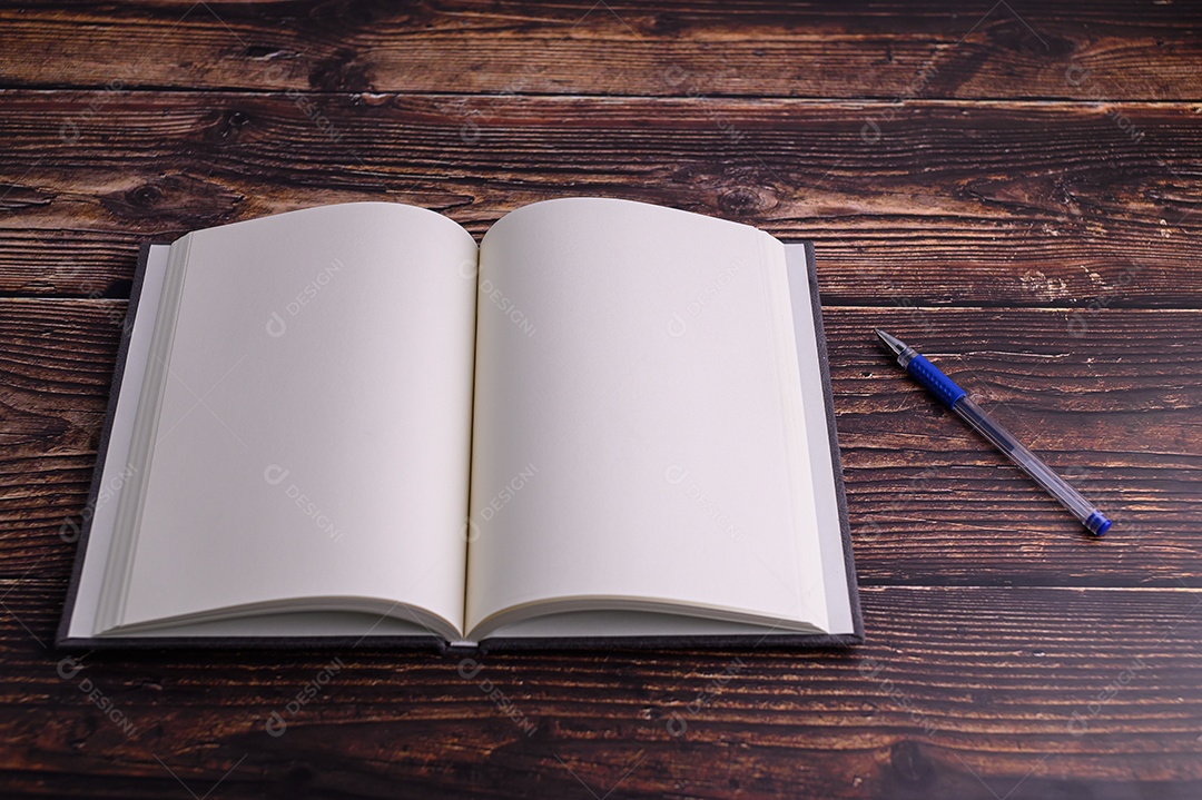 Cadernos e canetas vazios são colocados nas mesas.