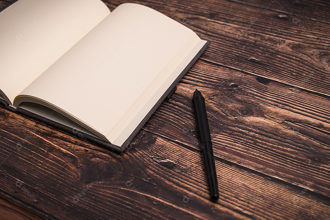 Cadernos e canetas vazios são colocados nas mesas.