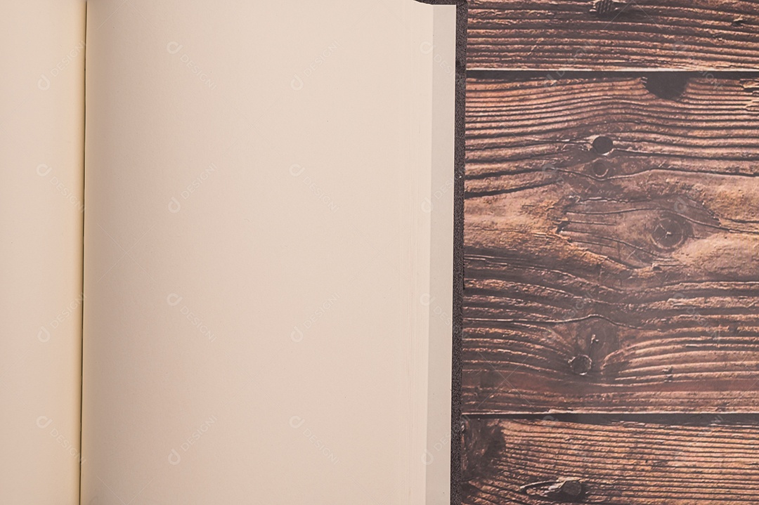 Cadernos e canetas vazios são colocados nas mesas.