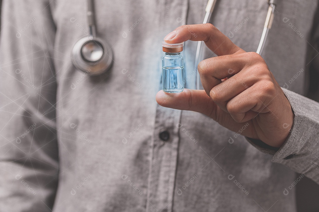 Médico segura um frasco de vacina para matar a doença.