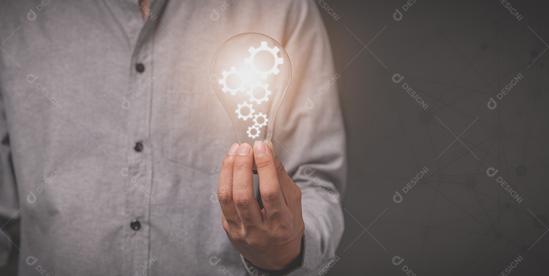 Mão de um homem de negócios segura uma lâmpada e tem um ícone de engrenagem