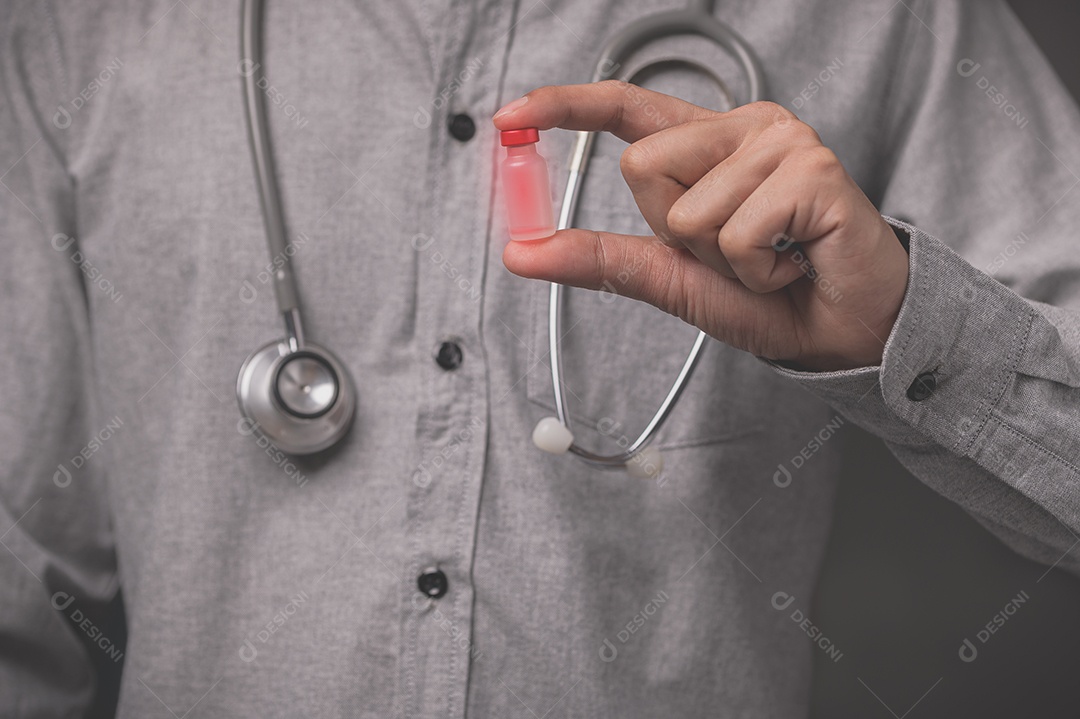 Médico  segura um frasco de vacina para matar a doença.