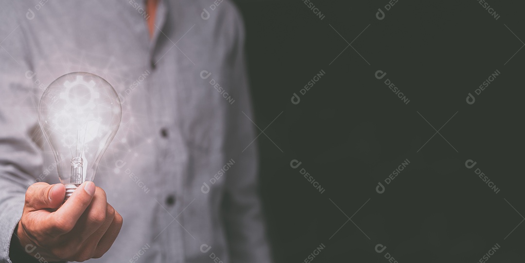 Mão de um homem com uma lâmpada E há um ícone de engrenagem