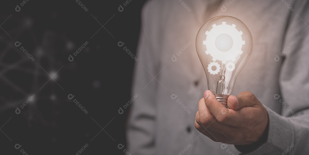 Mão de um homem com uma lâmpada E há um ícone de engrenagem