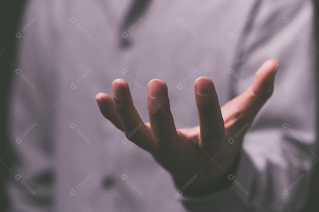 Pessoa fingindo abrir as mãos para segurar as coisas