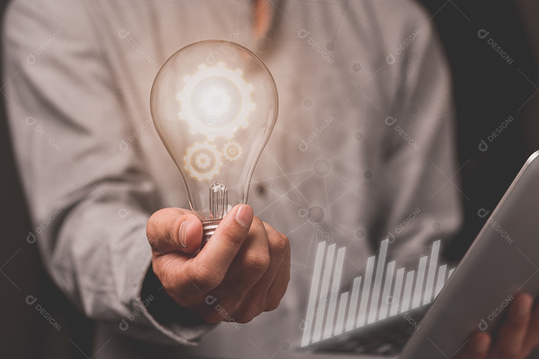 Mão de um homem de negócios segura uma lâmpada e tem um ícone de engrenagem