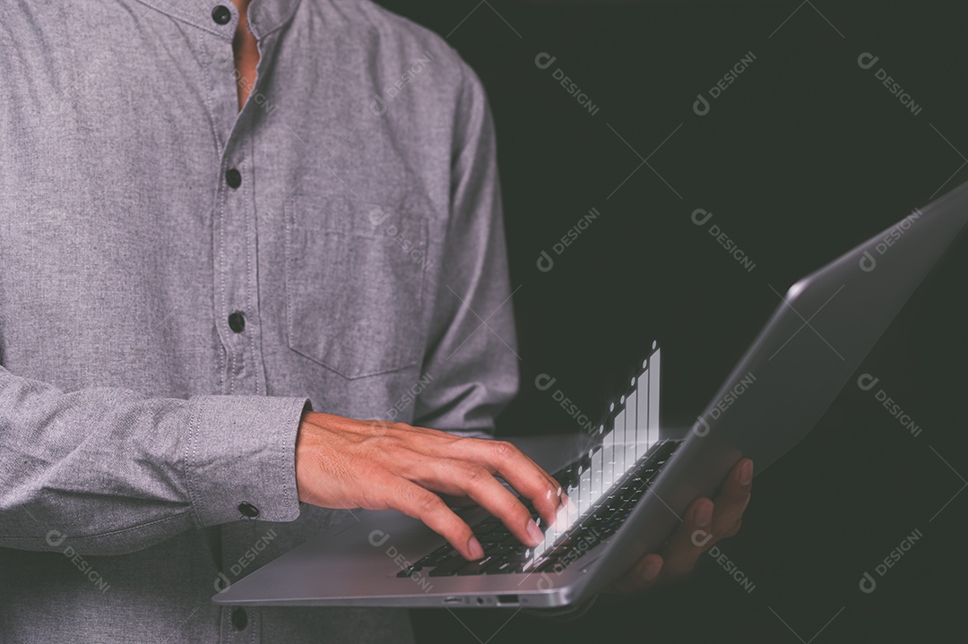 Usando um holograma da mostra do computador Crescimento, progresso ou sucesso