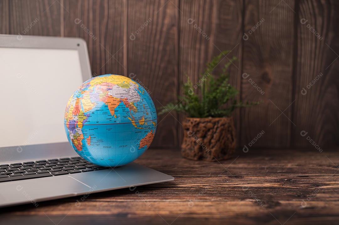 Dia Mundial do Meio Ambiente Ame o mundo Mão segurando um globo