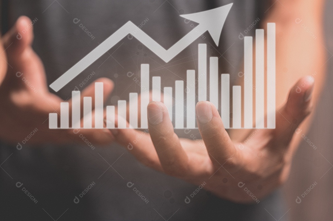 Empresário ou comerciante Os investidores estão mostrando um holograma gráfico de ações.