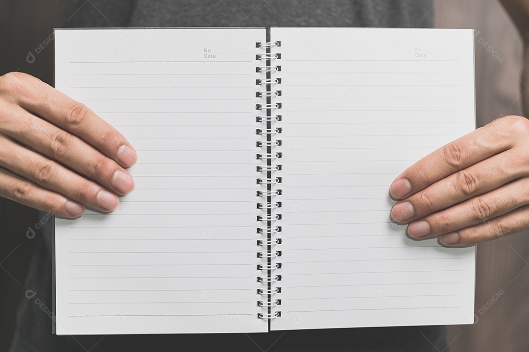 Homem segurando um caderno de papel