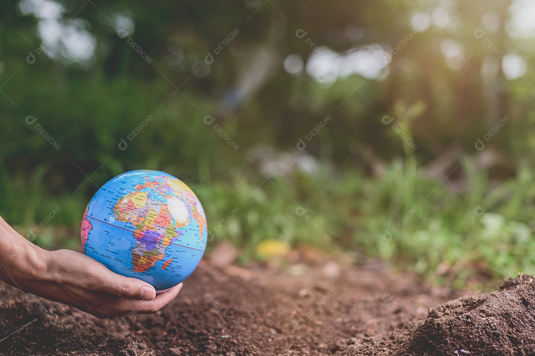 Dia Mundial do Meio Ambiente Ame o mundo Mão segurando um globo