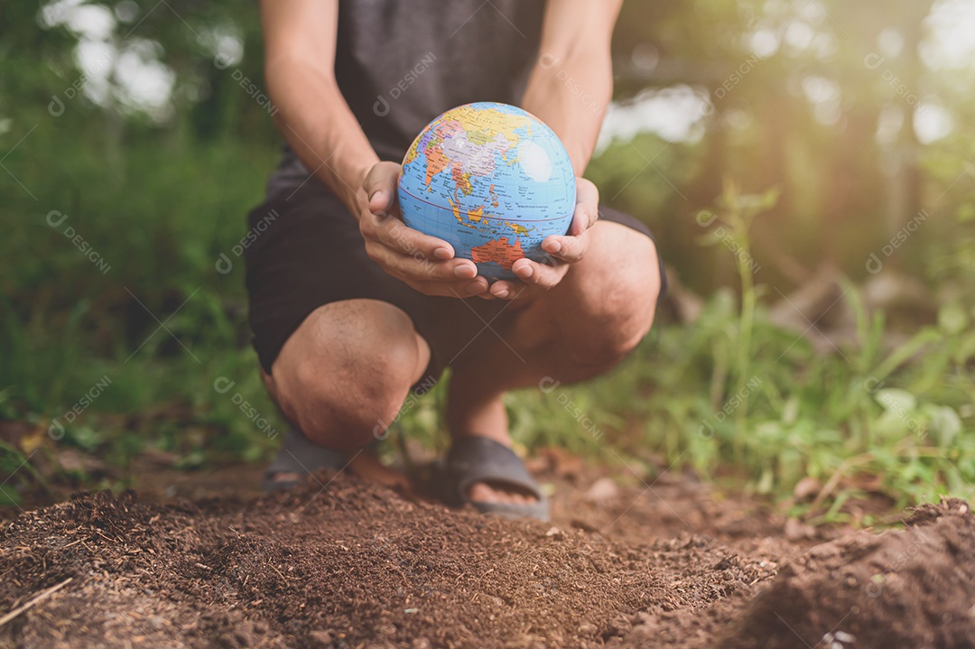 Dia Mundial do Meio Ambiente Ame o mundo Mão segurando um globo