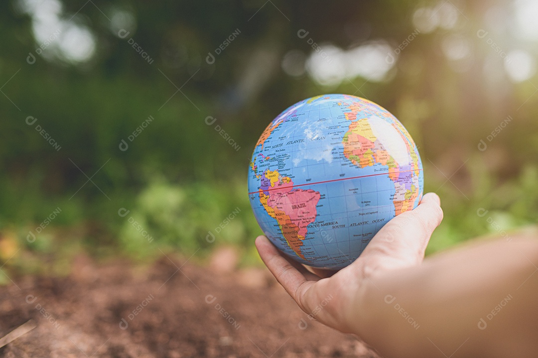 Dia Mundial do Meio Ambiente Ame o mundo Mão segurando um globo