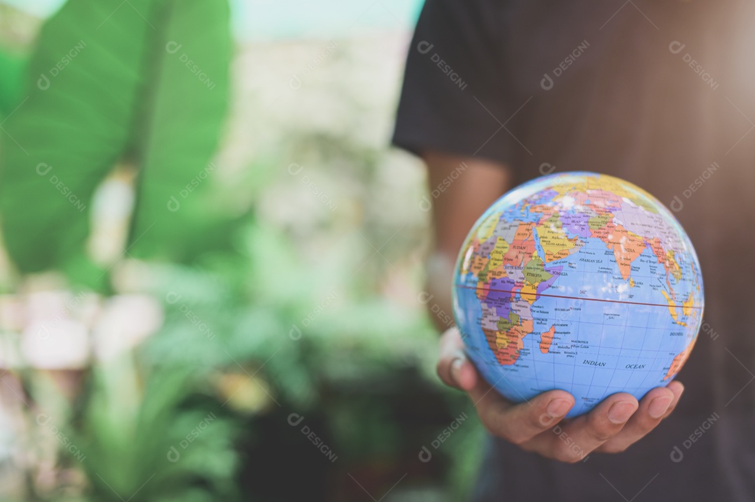 Dia Mundial do Meio Ambiente Ame o mundo Mão segurando um globo